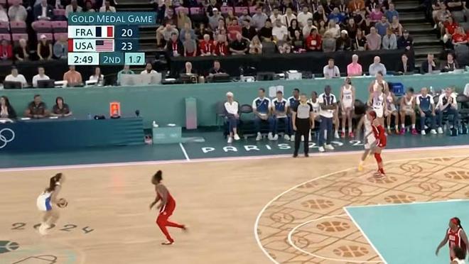 女子篮球决赛激战正酣,谁能问鼎冠军?