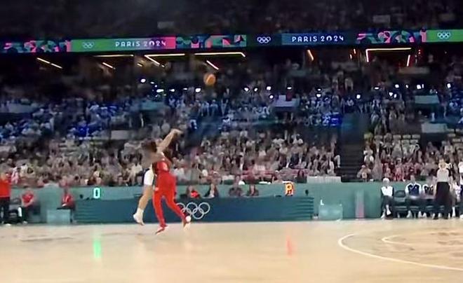 女子篮球决赛激战正酣,谁能问鼎冠军?